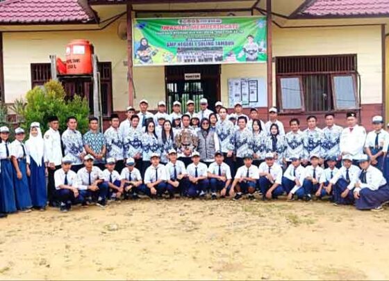 Para guru dan siswa SMPN 1 Suling Tambun saat berfoto bersama saat hari guru nasional.