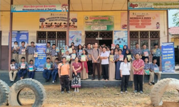 Para guru dan siswa saat berfoto bersama di depan ruangan Perpustakaan SMPN 1 Suling Tambun.