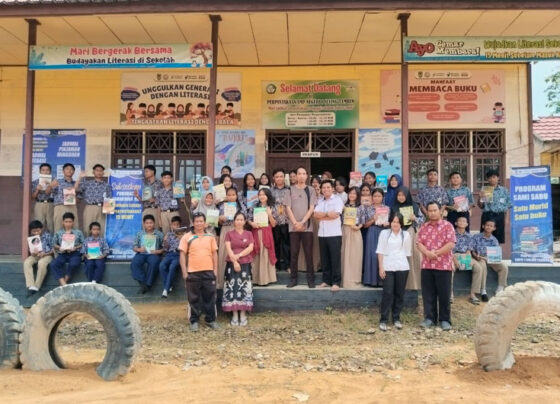 Para guru dan siswa saat berfoto bersama di depan ruangan Perpustakaan SMPN 1 Suling Tambun.