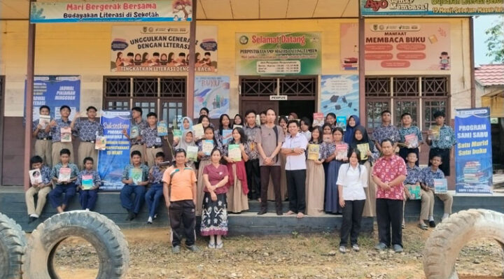 Para guru dan siswa saat berfoto bersama di depan ruangan Perpustakaan SMPN 1 Suling Tambun.