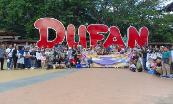 Para siswa dan guru berprestasi di Kabupaten Seruyan foto bersama saat mengunjungi Dunia Fantasi Taman Impian Jaya Ancol Jakarta