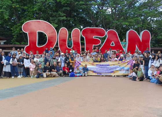 Para siswa dan guru berprestasi di Kabupaten Seruyan foto bersama saat mengunjungi Dunia Fantasi Taman Impian Jaya Ancol Jakarta