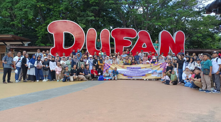 Para siswa dan guru berprestasi di Kabupaten Seruyan foto bersama saat mengunjungi Dunia Fantasi Taman Impian Jaya Ancol Jakarta