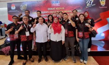 Pasangan calon Bupati dan Wakil Bupati Kotim Halikinnor Irawati foto bersama usa debat kedua di Jakarta.