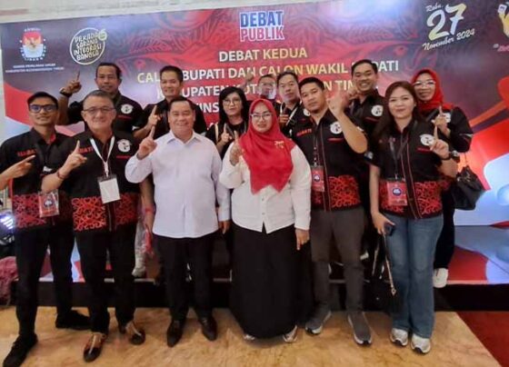 Pasangan calon Bupati dan Wakil Bupati Kotim Halikinnor Irawati foto bersama usa debat kedua di Jakarta.