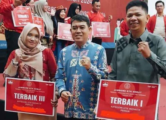 Penilik inovatif dari Kotim, Ramadhansyah kanan bersama Kadisdik Kotim, M Irfansyah (tengah)