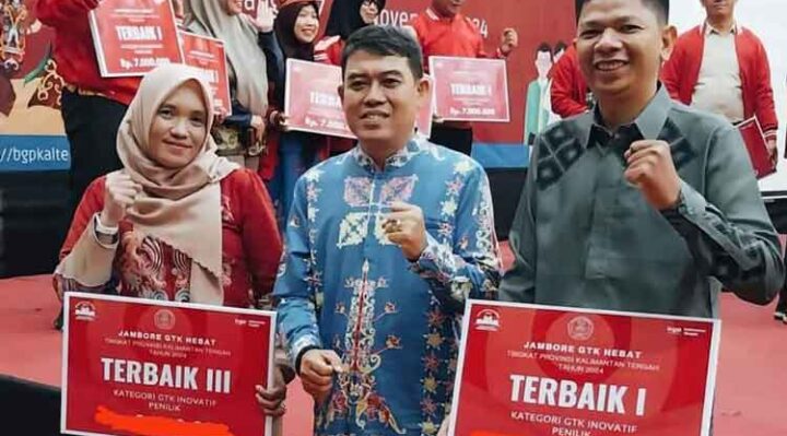 Penilik inovatif dari Kotim, Ramadhansyah kanan bersama Kadisdik Kotim, M Irfansyah (tengah)