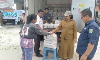 Penyedian paket sembako murah oleh Pemko Palangka Raya bagi masyarakat di Petuk Katimpun