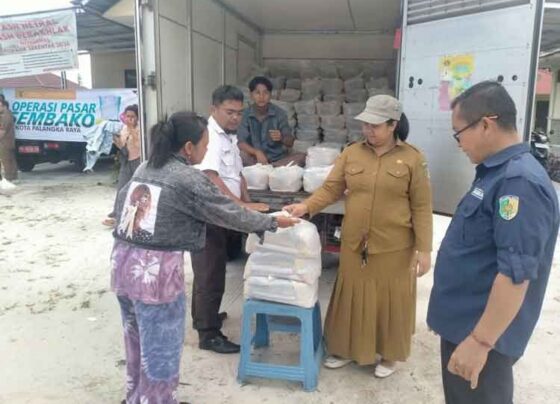 Penyedian paket sembako murah oleh Pemko Palangka Raya bagi masyarakat di Petuk Katimpun