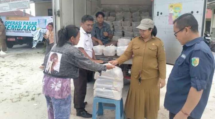 Penyedian paket sembako murah oleh Pemko Palangka Raya bagi masyarakat di Petuk Katimpun