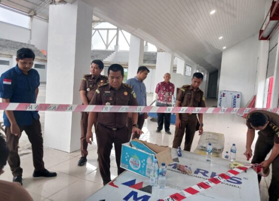 Penyidik Kejari Katingan mengumpulkan barang bukti dugaan korupsi GOR di Sport Center Kereng Humbang, Kasongan, Jumat, 29 November 2024.
