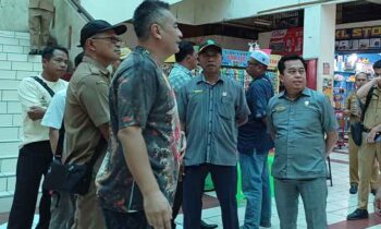 Perwakilan pedagang PPM Sampit Yudi berbincang dengan Ketua DPRD Kotim Rimbun saat sidak, Selasa, 5 November 2024.