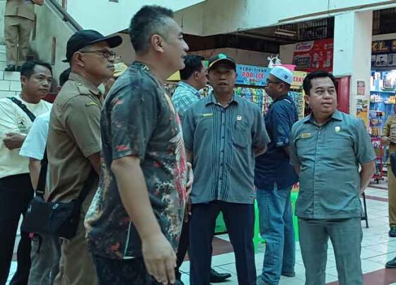 Perwakilan pedagang PPM Sampit Yudi berbincang dengan Ketua DPRD Kotim Rimbun saat sidak, Selasa, 5 November 2024.