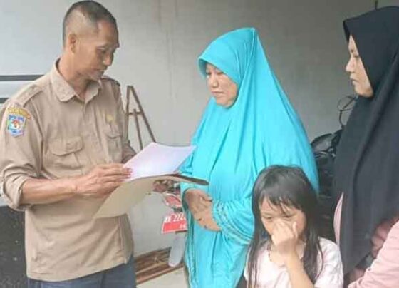 Petugas Ducapil Palangka Raya menyerahkan akta kematian kepada keluarga petugas KPPS Palangka Raya.