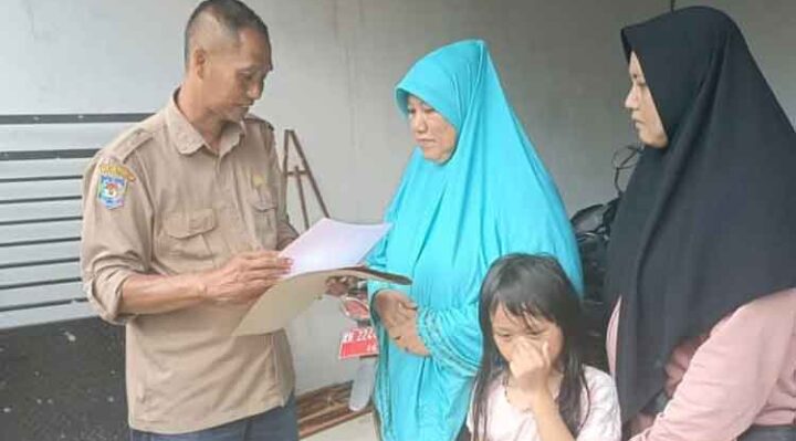 Petugas Ducapil Palangka Raya menyerahkan akta kematian kepada keluarga petugas KPPS Palangka Raya.