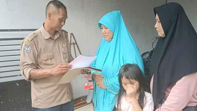 Ducapil Palangka Raya Berikan Akta Kematian untuk Keluarga Anggota KPPS yang Meninggal