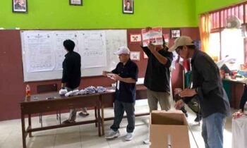 Petugas KPPS di Kotim saat melakukan perhitungan suara, Rabu, 27 November 2024