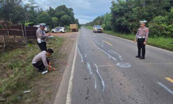 Petugas Satlantas Polres Kotim saat melakukan identifikasi di lokasi kecelakaan di Jalan Jenderal Sudirman Kilometer 57 Sampit.