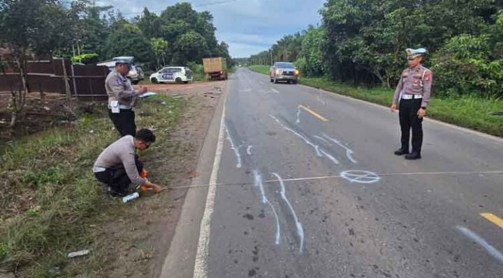 Petugas Satlantas Polres Kotim saat melakukan identifikasi di lokasi kecelakaan di Jalan Jenderal Sudirman Kilometer 57 Sampit.