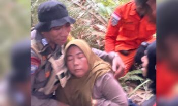 Petugas gabungan saat menemukan Wati, warga Desa Sungai Ubar Mandiri