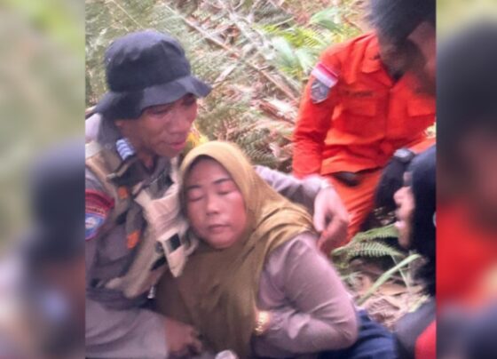 Petugas gabungan saat menemukan Wati, warga Desa Sungai Ubar Mandiri