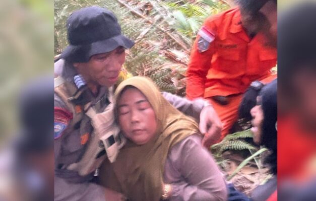 Petugas gabungan saat menemukan Wati, warga Desa Sungai Ubar Mandiri