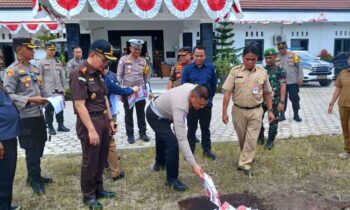 Pihak KPU Katingan memusnahkan surat suara rusak berlangsung di halaman kantor KPU setempat, dan dihadiri sejumlah pihak, Selasa, 26 November 2024.