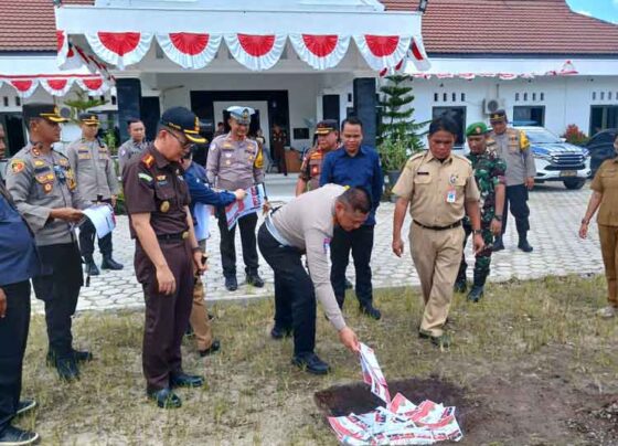 Pihak KPU Katingan memusnahkan surat suara rusak berlangsung di halaman kantor KPU setempat, dan dihadiri sejumlah pihak, Selasa, 26 November 2024.