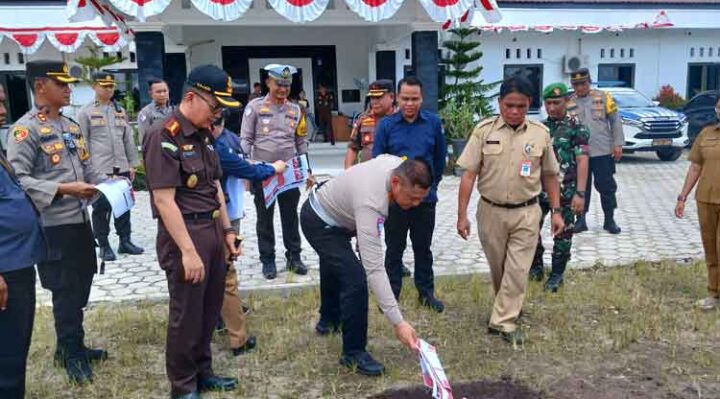 Pihak KPU Katingan memusnahkan surat suara rusak berlangsung di halaman kantor KPU setempat, dan dihadiri sejumlah pihak, Selasa, 26 November 2024.