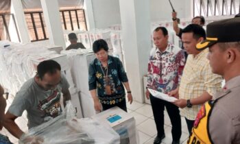 Pj Bupati Katingan, Sutoyo bersama Ketua KPU Wahyuni dan sejumlah pejabat Forkopimda mengecek logistik pilkada di gudang KPU, Jumat, 22 November 2024