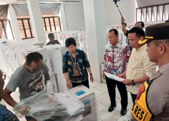 Pj Bupati Katingan, Sutoyo bersama Ketua KPU Wahyuni dan sejumlah pejabat Forkopimda mengecek logistik pilkada di gudang KPU, Jumat, 22 November 2024