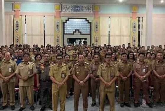 Pj Bupati Katingan, Sutoyo bersama puluhan ASN foto bersama usai acara silaturahmi, Senin sore, 18 November 2024.