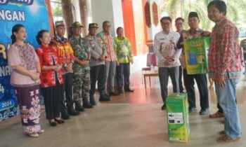 Pj Bupati Katingan, Sutoyo beserta Forkopimda foto bersama usai penyerahan sarana produk cabai untuk kelompok tani.