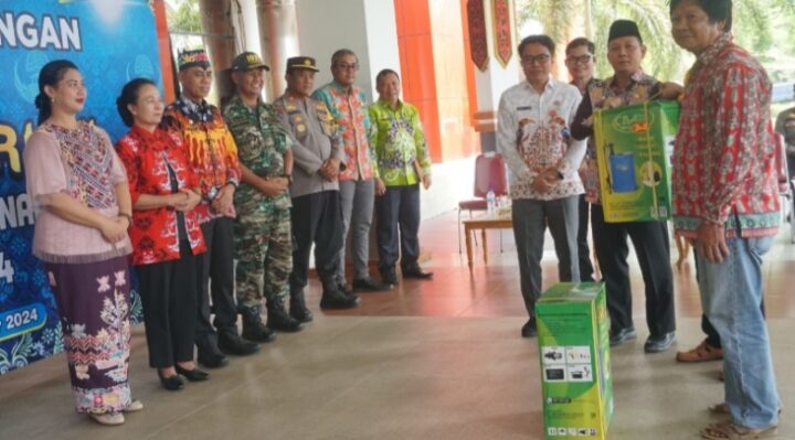 Pj Bupati Katingan, Sutoyo beserta Forkopimda foto bersama usai penyerahan sarana produk cabai untuk kelompok tani.