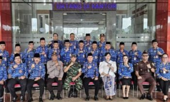 Pj Bupati Katingan, Sutoyo foto bersama ASN usai upacara peringatan HUT ke 53 KORPRI di halaman kantor bupati setempat.