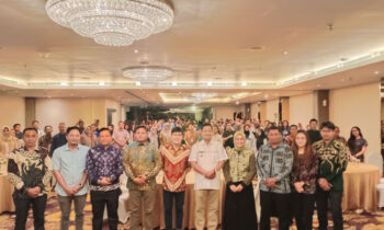 Pj Bupati Seruyan Djainuddin Noor foto bersama pada Malam Ramah Tamah dan Silaturahmi Kepala Sekolah, Guru, dan Siswa Berprestasi.