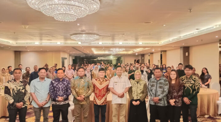 Pj Bupati Seruyan Djainuddin Noor foto bersama pada Malam Ramah Tamah dan Silaturahmi Kepala Sekolah, Guru, dan Siswa Berprestasi.