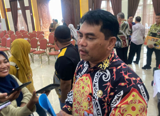 Pjs Bupati Kotim, Shalahuddin saat diwawancarai sejumlah wartawan