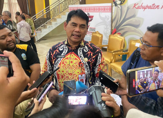 Pjs Bupati Kotim Shalahuddin saat diwawancarai. Sabtu, 9 November 2024