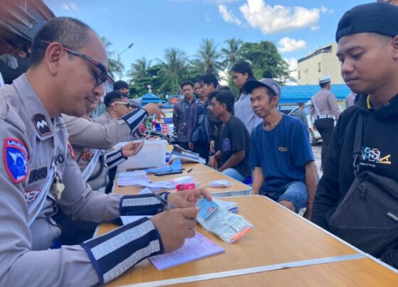 Razia kelengkapan kendaraan oleh Satlantas Polres Kotim di Terminal Patih Rumbih.