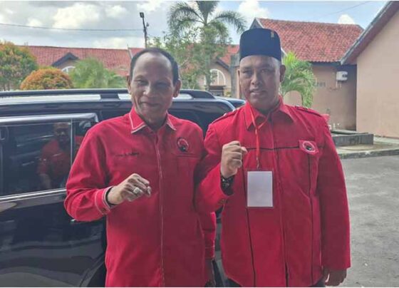 Sebelah kiri, Ketua DPD PDIP Kalteng Arton S Dohong