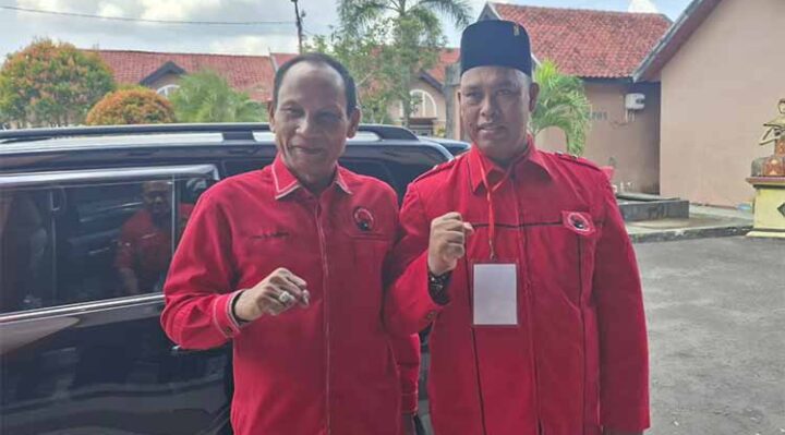 Sebelah kiri, Ketua DPD PDIP Kalteng Arton S Dohong