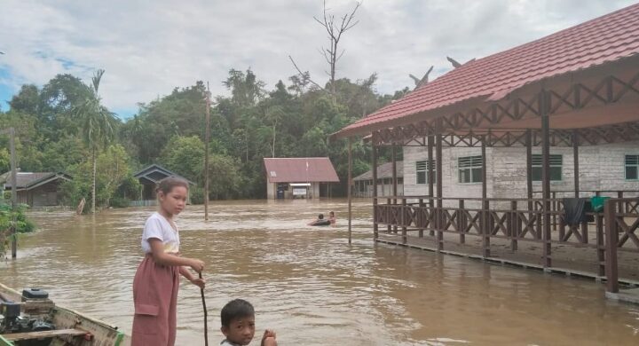 Sejumlah anak anak saat menggunakan perahu ketika menuju sekolah yang di landa banjir di Desa Tumbang Gagu, Kecamatan Antang Kalang, Kabupaten Kotim