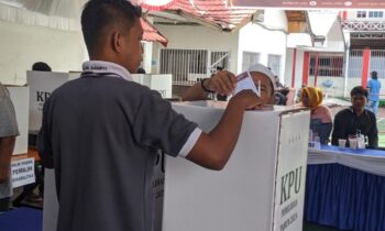 Seorang warga binaan saat memasukkan surat suara ke dalam kotak suara, usai menggunakan hak pilihnya di lokasi khusus TPS 902, Rabu, 27 November 2024.