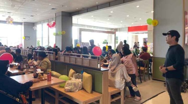 Tampak pengunjung menikmati kuliner yang baru buka di Kota Sampit, Rabu, 27 November 2024.