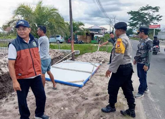 Tim Gabungan menertibkan alat peragang kampanye memasuki masa tenag Pilkada di Palangka Raya.