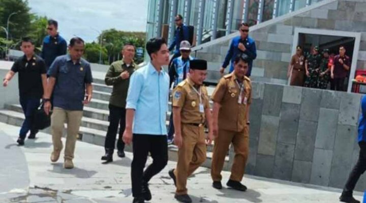 Wakil Presiden Gibran Rakabuming Raka bersama Gubernur Kalteng Sugianto Sabran meninjau kawasan Bundaran Besar Palangka Raya, Senin, 4 November 2024.