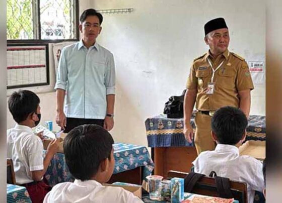 Wapres Gibran Rakabuming Raka dan Gubernur Kalteng Sugianto Sabran meninjau program makan siang bergisi gratis di SD Negeri 1 Langkai, Kota Palangka Raya, Senin, 4 November 2024.