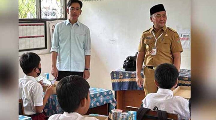 Wapres Gibran Rakabuming Raka dan Gubernur Kalteng Sugianto Sabran meninjau program makan siang bergisi gratis di SD Negeri 1 Langkai, Kota Palangka Raya, Senin, 4 November 2024.