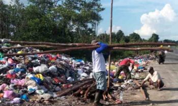 Warga gotong royong membersihkan sampah di Jalan Sawit Raya.